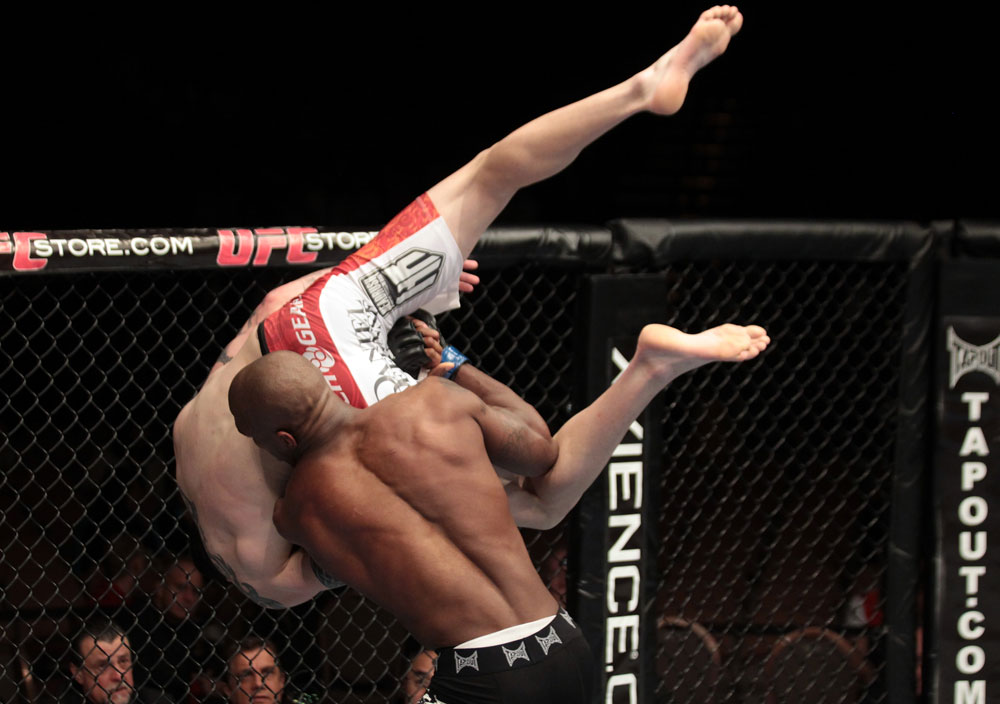 Francis Carmont projette Chris Camozzi à l'UFC 137 Francis Carmont projette Chris Camozzi à l'UFC 137