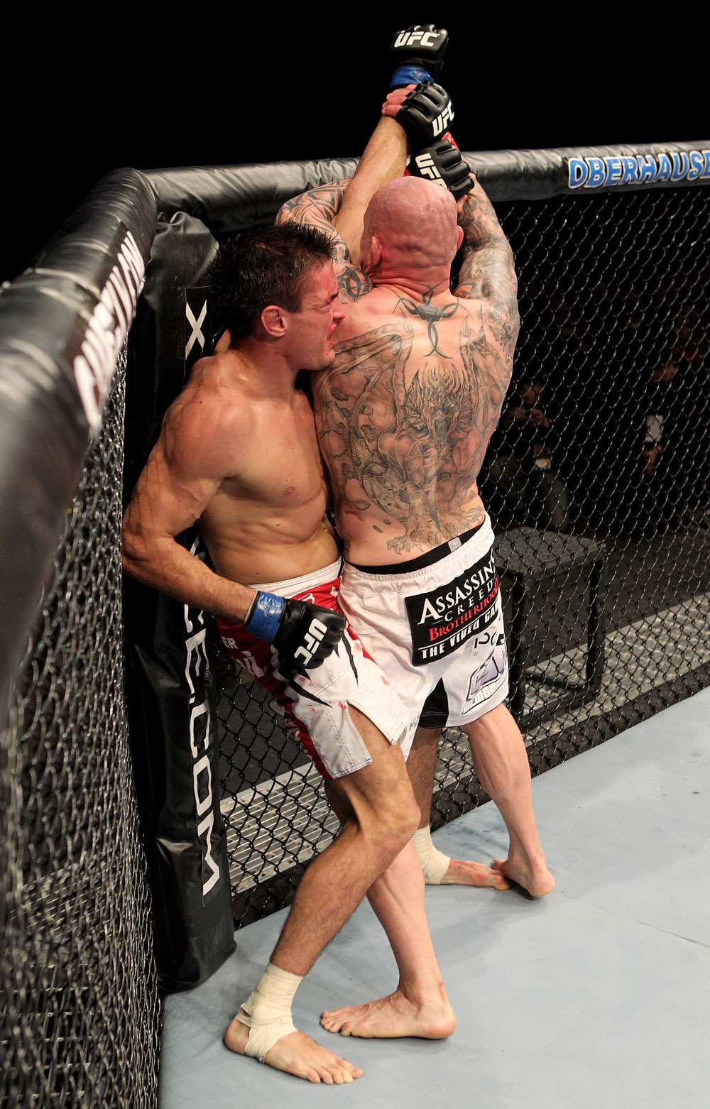 Krzysztof Soszynski of Canada fights Goran Reljic (L) of Croatia during their Light-Heavyweight UFC bout at the Konig Pilsner Arena on November 13, 2010 in Oberhausen, Germany. (Photo by Josh Hedges/Zuffa LLC/Zuffa LLC)