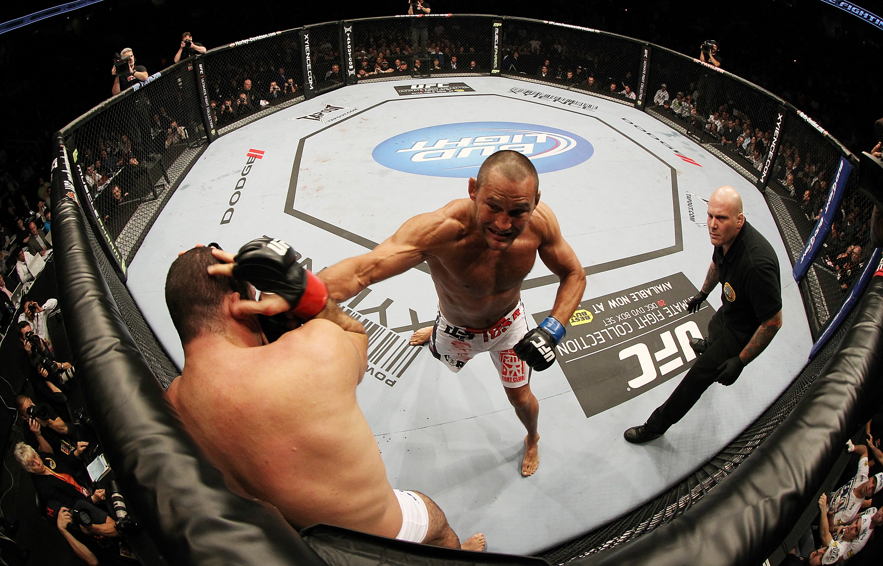 Henderson punches Mauricio Rua